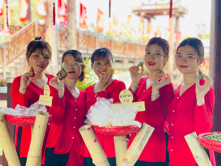 Trong rừng có rất nhiều loại trái cây để du khách thưởng thức.