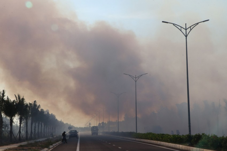 Cột khói cao hàng chục mét băng qua đường Võ Chí Công. Ảnh: TN