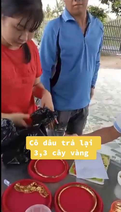 &nbsp;Cô dâu đem trả lại toàn bộ số vàng chính thức chấm dứt với chú rể.