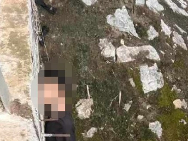 1 thanh niên chết trong tư thế treo cổ ở lan can cầu