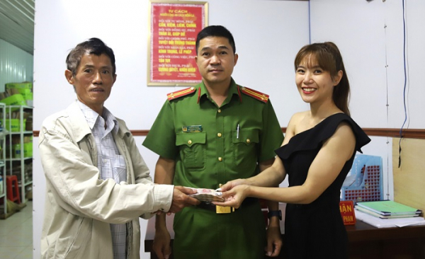 Ông&nbsp;Đỗ Thành Nhơn trả lại 37 triệu đồng cho chị&nbsp;Nguyễn Hoài Yến Linh dưới sự chứng kiến của đại diện Công an phường 1, TP Bảo Lộc.