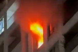 Tin tức trong ngày - Lửa bao trùm căn hộ chung cư ở TPHCM, hàng trăm người dân sơ tán