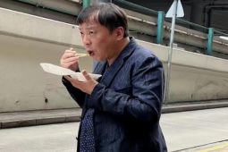 Đàn ông - Bức hình người đàn ông ăn cơm hộp ngoài đường "gây bão" MXH, lý do vì đâu?