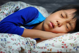 Bạn trẻ - Cuộc sống - Thấy con trai ngủ trên sofa, người đàn ông liền đuổi mẹ vợ ra khỏi nhà vì lý do này