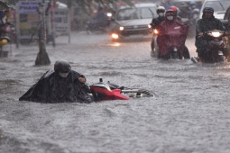 Tin tức trong ngày - TP.HCM mưa xối xả giữa lúc tan tầm, người và xe khổ sở "bơi" trong biển nước