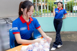 Đời sống Showbiz - Nữ tình nguyện viên tiếp sức mùa thi cao gần 1m8 thu hút mọi ánh nhìn là ai?