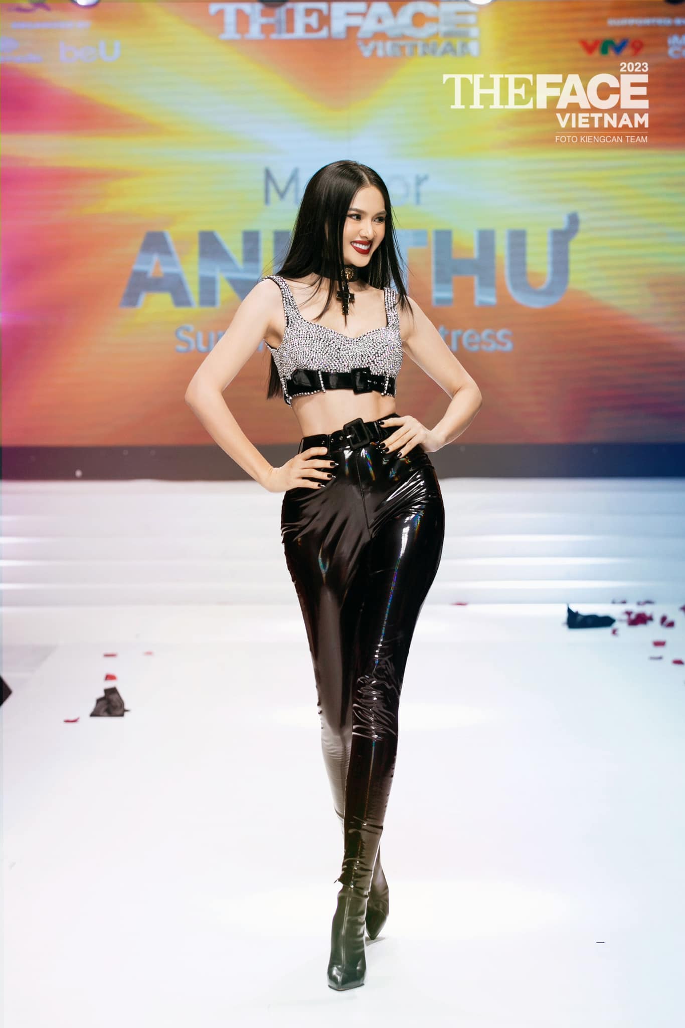 Siêu mẫu Việt 41 tuổi mặc xuyên thấu, để lộ đồ bên trong trên sóng truyền hình - 6
