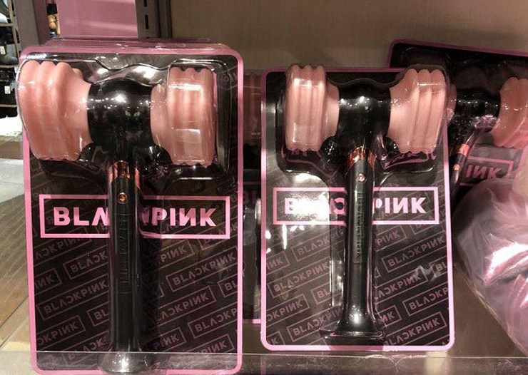 Sản phẩm lightstick (có hình dáng của một chiếc búa mang màu hồng và đen) của nhóm BlackPink được rao bán hàng triệu đồng một chiếc