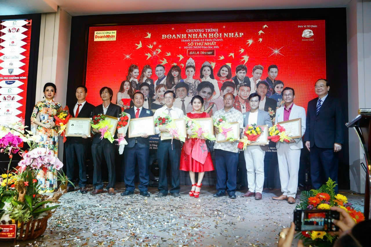 Lãnh đạo cấp cao Nhà nước và Chủ tịch GIE trao bằng Tôn Vinh cho các doanh nghiệp