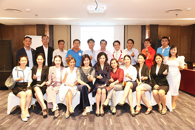 Chủ Tịch Nguyệt Minh chụp cùng các Doanh Nghiệp là Thành viên GIE