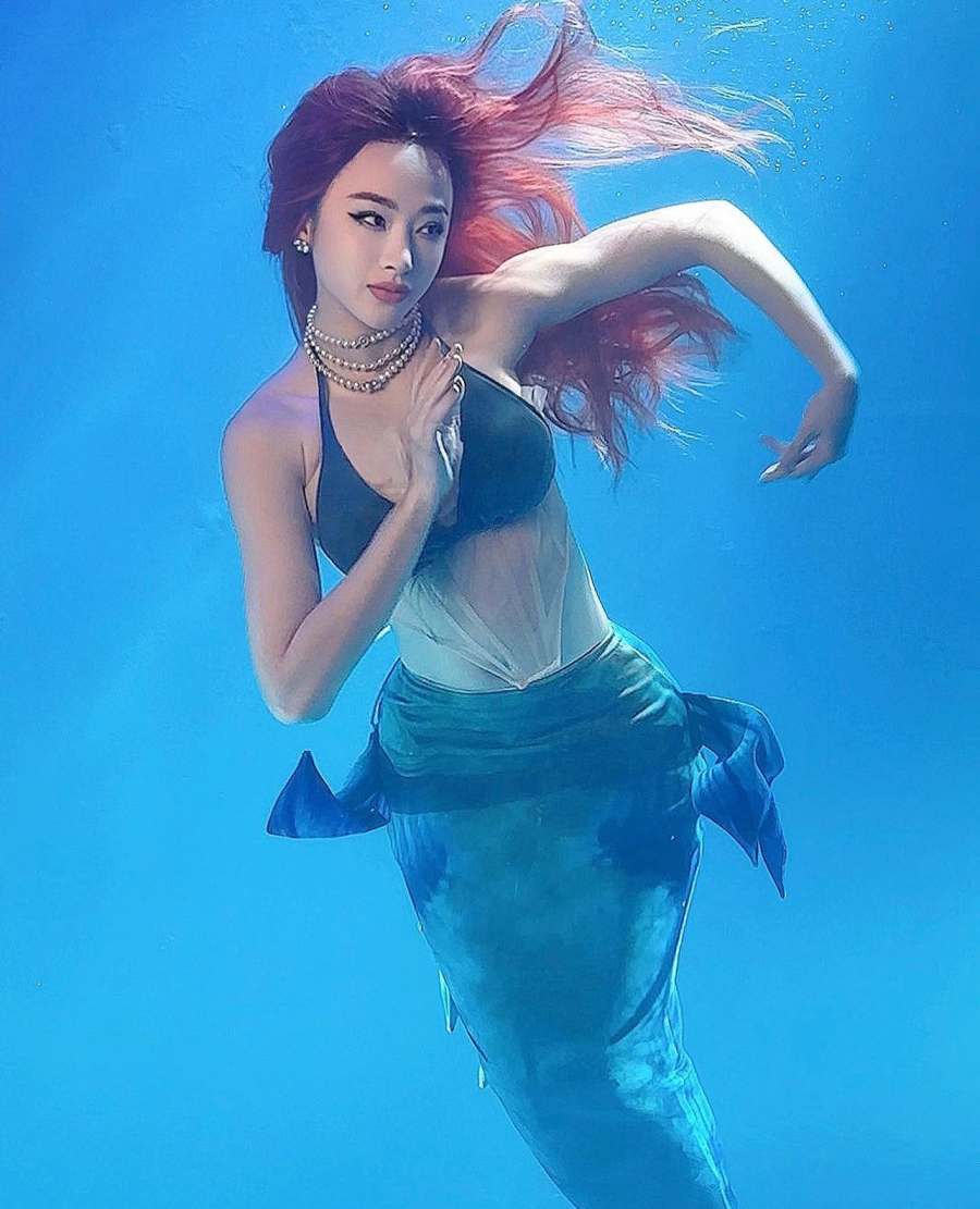 Trên trang cá nhân của chuyên gia trang điểm nổi tiếng Hiwon đăng tải loạt hình của Angela Phương Trinh với concept nàng tiên cá, vô cùng ấn tượng. Dù chụp dưới nước nhưng nữ diễn viên vẫn thu hút bởi thần thái cuốn hút.&nbsp;