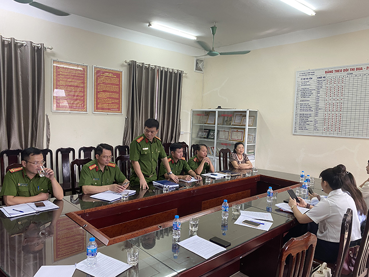 Trung tá Lê Anh Tuấn - Trưởng Công an phường Kim Giang (đang đứng) trong cuộc trao đổi thông tin với báo chí.