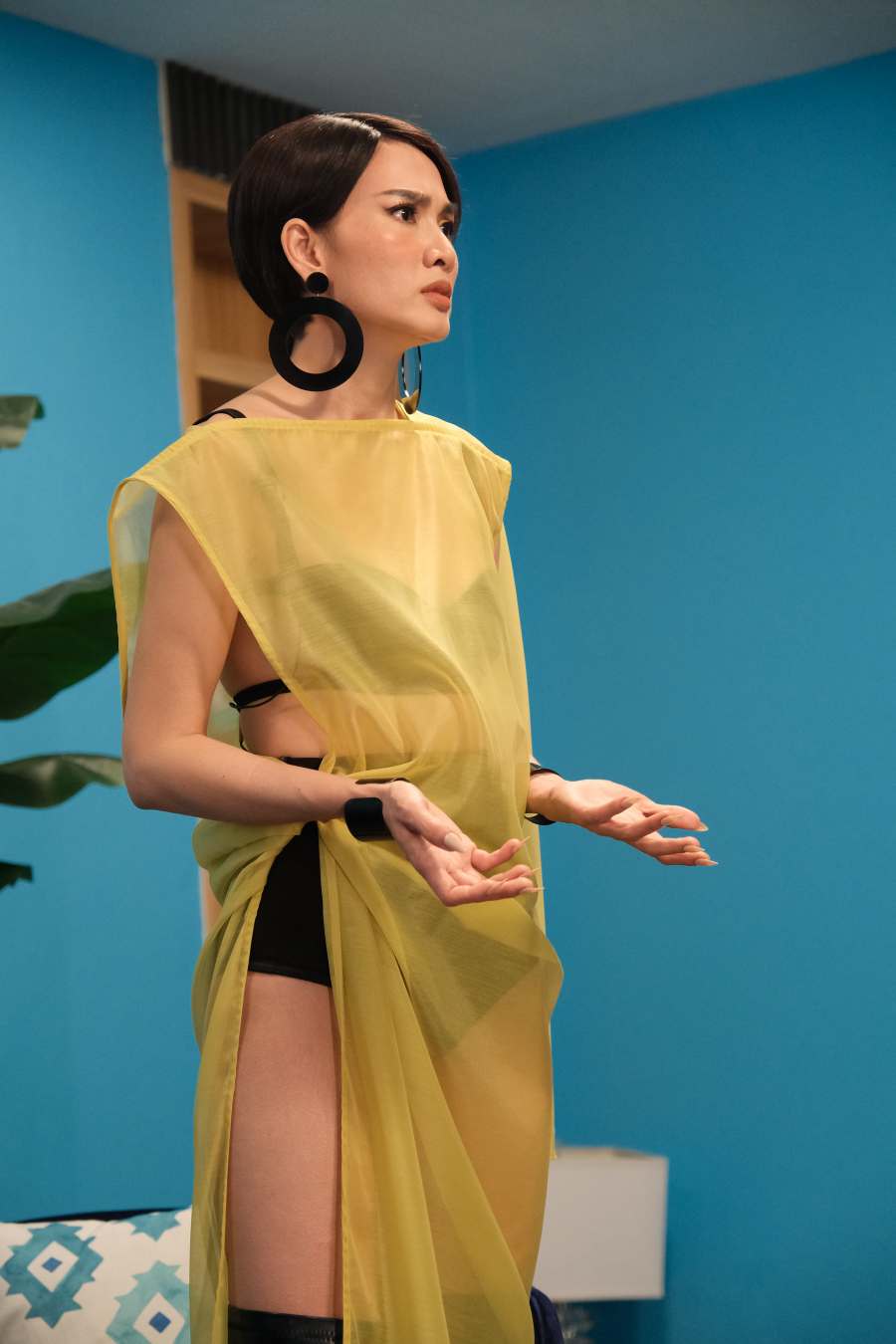 Siêu mẫu Việt 41 tuổi mặc xuyên thấu, để lộ đồ bên trong trên sóng truyền hình - 1