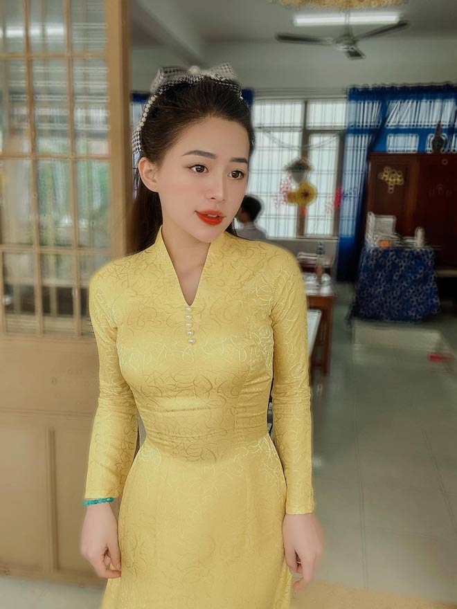 Cô giáo tiểu học xinh như hot girl “gây sốt” khi diện loạt áo dài tự thiết kế đi dạy - 1