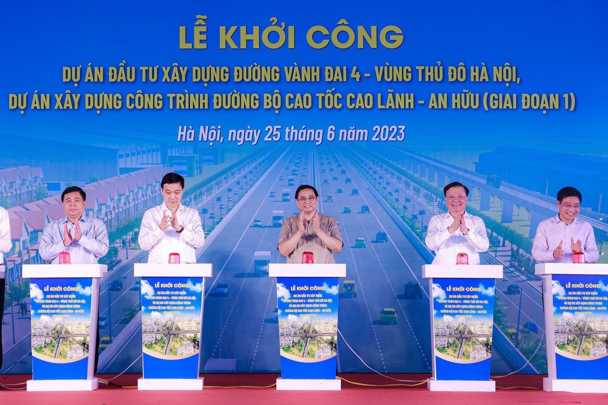 Thủ tướng Phạm Minh Chính và lãnh đạo các bộ, ngành, địa phương bấm nút khởi công dự án Vành đai 4 - Vùng Thủ đô hôm 26/6/2023