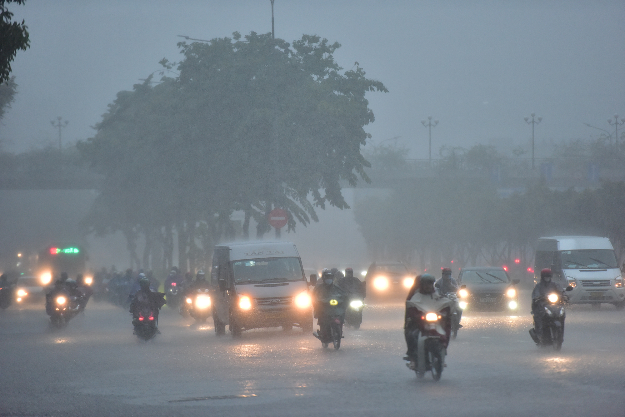 Khoảng 16h chiều&nbsp;27/5, cơn mưa lớn xảy ra trên diện rộng ở nhiều quận, huyện tại TP.HCM khiến bầu trời tối sầm. Trên đường Điện Biên Phủ, quận Bình Thạnh các phương tiện phải bật đèn pha để di chuyển.