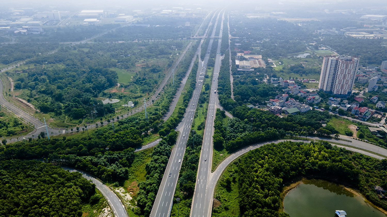 Đại lộ Thăng Long nằm trong dự án đường Láng - Hòa Lạc, có tổng mức đầu tư 7.527 tỷ đồng. Đây là tuyến đường cao tốc hiện đại, có tổng chiều dài là 29,264km, được thông xe vào tháng 10/2010, đúng dịp kỷ niệm nghìn năm Thăng Long - Hà Nội.