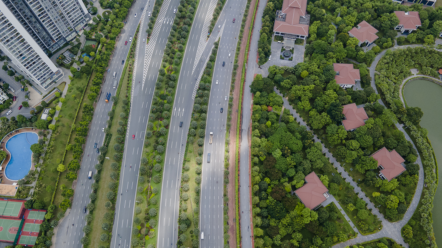 Chiều rộng tuyến đường là 140m bao gồm: 2 dải đường cao tốc riêng biệt quy mô 6 làn xe (rộng 16,25m); 2 dải đường đô thị 2 làn xe cơ giới rộng 10,5m; dải phân cách giữa 2 đường cao tốc rộng 20m