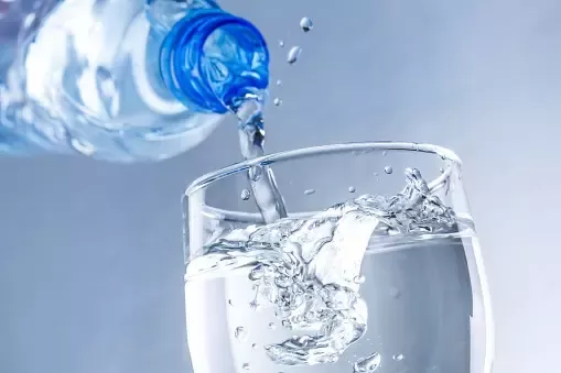 Uống nhiều nước giúp giảm triệu chứng đau họng, khàn tiếng