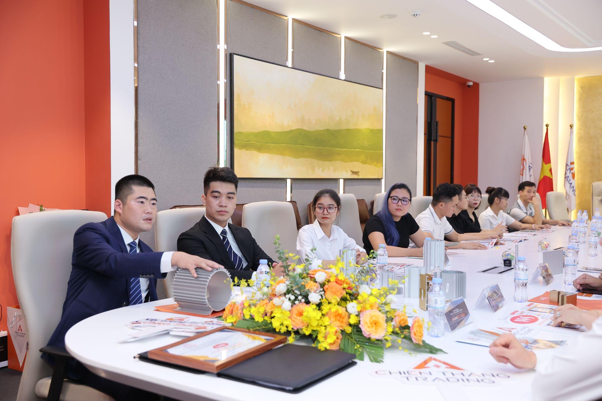 Buổi họp chiến lược giữa đại diện 2 bên ngay sau khi Lễ ký kết thành công