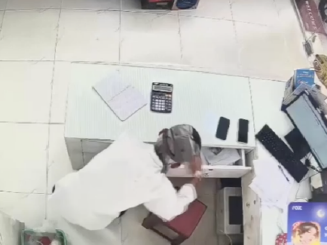 Pháp luật - Clip ghi rõ cảnh người đàn ông trộm cọc tiền 20 triệu đồng