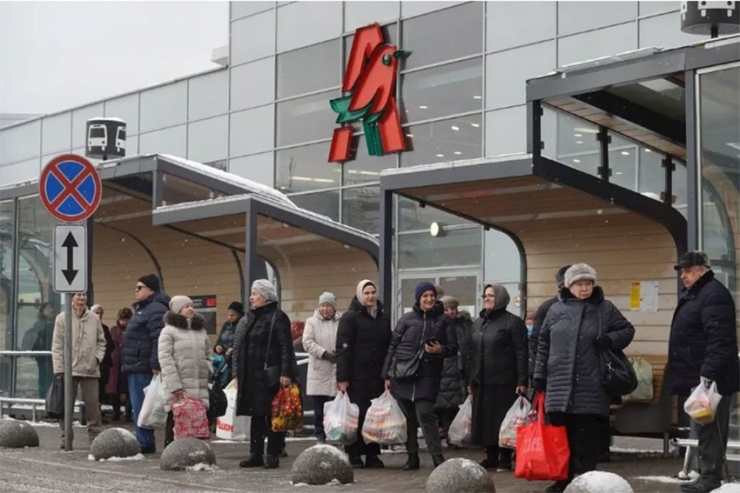 Một siêu thị Auchan ở Moscow. Chuỗi siêu thị của tập đoàn bán lẻ Pháp vẫn mở 230 cửa hàng ở Nga. Ảnh: EPA/SHUTTERSTOCK
