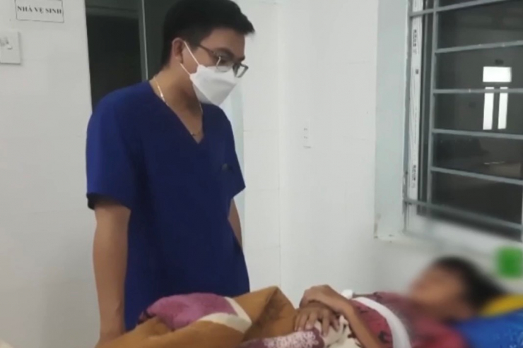 Bệnh nhân P.V.K. được điều trị tại Trung tâm Y tế huyện Ba Tơ. Ảnh: TS