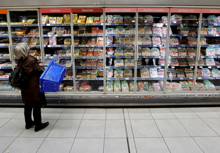 Khách mua sắm tại một siêu thị ở TP Nice - Pháp. Ảnh: REUTERS
