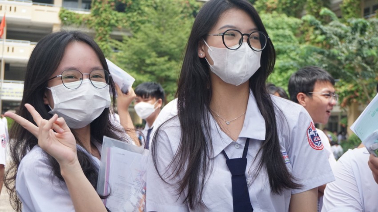 Lê Thị Kim Phụng (trái) lại cho rằng môn Sử khó nhất đối với em. Ảnh: Nguyễn Quyên