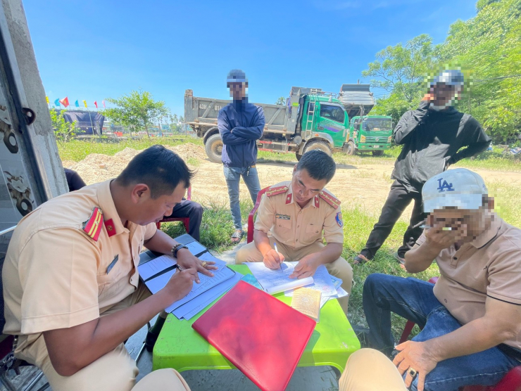 Công an quận Hải Châu xử phạt 7 phương tiện trong đoàn xe vào đường cấm mà Báo Người Lao Động đã phản ánh