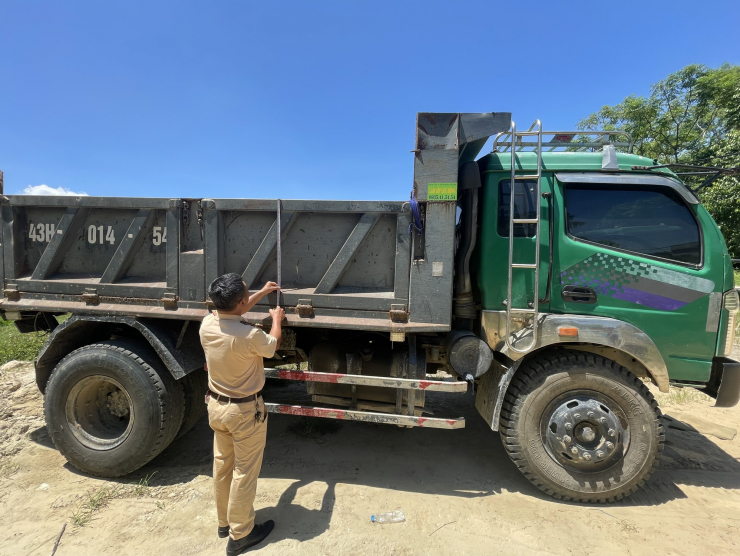CSGT Công an quận Hải Châu kiểm tra các phương tiện thuộc đoàn xe
