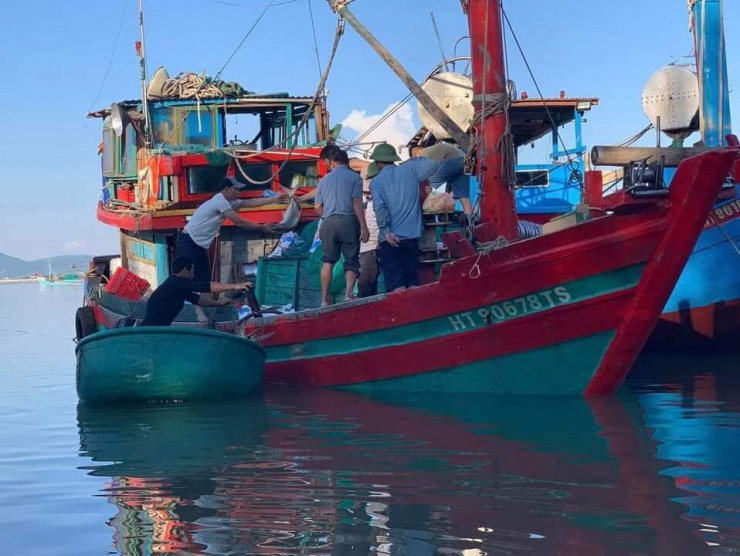 Thuyền của ngư dân Lê Văn Tĩnh cập bến (Ảnh Thông tin thị xã Kỳ Anh)