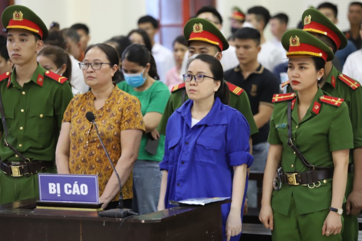 Bị cáo Lê Thị Dung (áo xanh) tại phiên toà phúc thẩm. Ảnh: ĐL