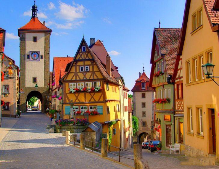Rothenburg là một ngôi làng cổ kính nằm ở miền nam Đức, với kiến trúc đẹp mắt và cảnh quan lãng mạn. Những ngôi nhà đầy màu sắc được xây dựng từ thế kỷ 17 và 18, tạo nên một không gian cổ điển đẹp mắt.
