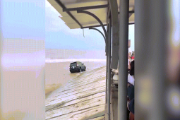 Clip: Thót tim thanh niên lái ô tô tránh rơi xuống biển