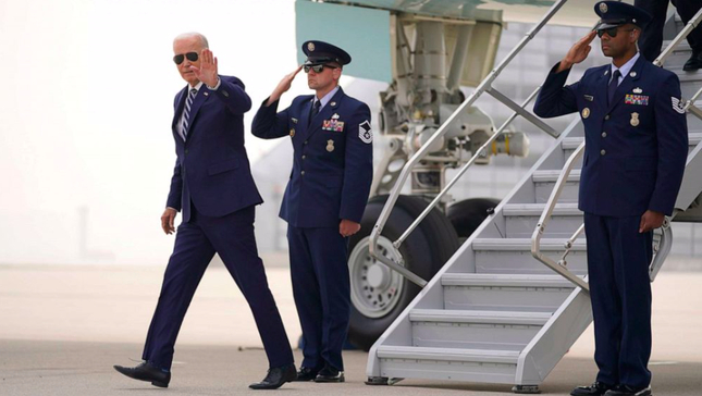 Tổng thống Mỹ Joe Biden đến sân bay quốc tế O'Hare ở Chicago ngày 28/6. (Ảnh: AP)