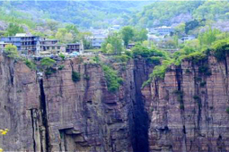 Ngôi làng nguy hiểm nhất thế giới nằm cheo leo trên vách đá cao 1.700m