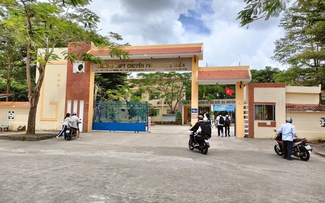 Trường THPT chuyên Phan Ngọc Hiển - nơi T theo học cấp phổ thông.