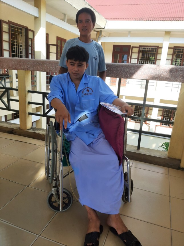 Hiếu và bố sau môn thi Toán chiều 28/6.