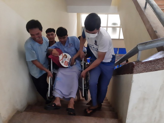 Bị thương khi gió bão đẩy rơi gầm cầu, thí sinh mặc áo bệnh nhân đến trường thi - 2