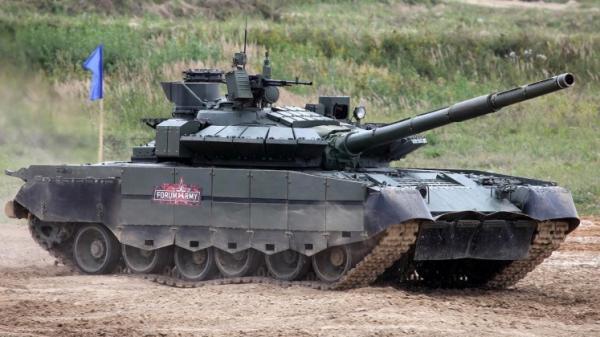 Xe tăng T-80 của Nga. Ảnh: Reuters