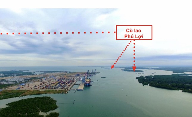 Vị trí dự kiến của cảng được đặt tại Cù lao Phú Lợi ở cửa sông Cái Mép - Thị Vải (huyện Cần Giờ), gần các tuyến hàng hải quốc tế đi qua Biển Đông. Vị trí cảng được đánh giá là tốt nhất Việt Nam hiện nay, có độ sâu khoảng 14m, đảm bảo tiếp nhận thành công tàu trọng tải đến 232.494 tấn (sức chở 24.188 Teu) giảm tải.