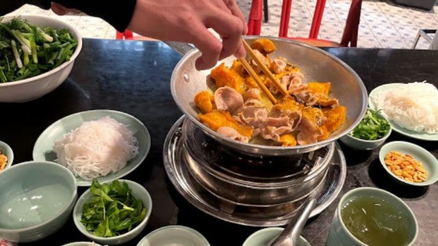 Ngày nay người Hà Nội còn biến tấu cho thêm lòng cá xen lẫn thịt cá. Chả cá được ăn trực tiếp trên chảo rán nóng, bắc trên bếp cồn hoặc bếp ga. Các thành phần tạo nên một suất chả cá chuẩn vị gồm có chả cá, bún rối, mắm tôm và lạc rang cho vào bát mắm tôm, hành tươi cắt khúc và chẻ ra cho vào chảo phi ăn kèm cá và rau thơm... Ảnh: ST