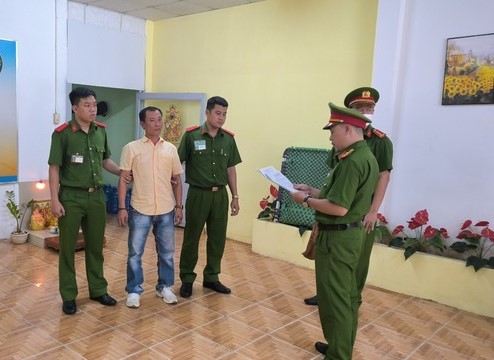 Công an đọc lệnh bắt Hải "3 mắt"