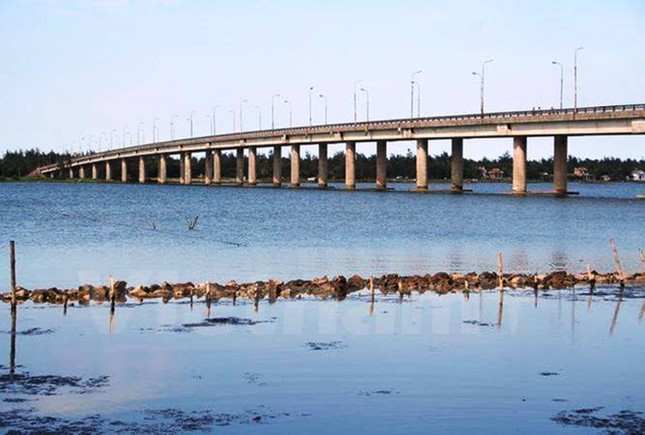 Cầu Trường Hà - một công trình giao thông vượt phá Tam Giang thuộc địa bàn huyện Phú Vang được đưa vào sử dụng từ năm 2003. Ảnh: TL