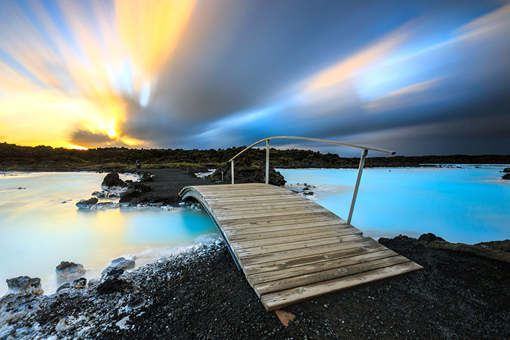 Spa địa nhiệt Blue Lagoon: Nằm tại Grindavik - Iceland, hồ bơi này là một trong những điểm nổi tiếng nhất trên đảo vì các đặc điểm địa nhiệt ấn tượng. Nước nóng được thoát ra tự nhiên từ mặt đất và duy trì ở nhiệt độ khoảng 37°C. Một số người nói rằng nước ở đây có khả năng chữa lành các bệnh ngoài da khác nhau.
