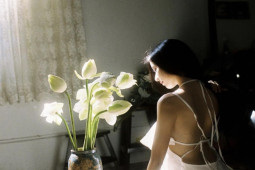 Thời trang - "Thiếu nữ bên hoa sen" đẹp mơ màng với áo yếm "cánh chuồn" buông lơi