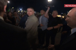 Thế giới - Video: Ông Putin xuống phố, bắt tay đám đông người dân ở Cộng hòa Dagestan