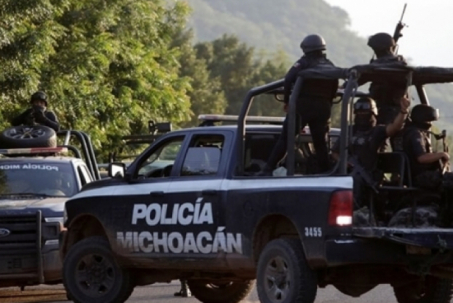 Nhóm vũ trang Mexico chặn đầu ôtô, bắt cóc 14 cảnh sát