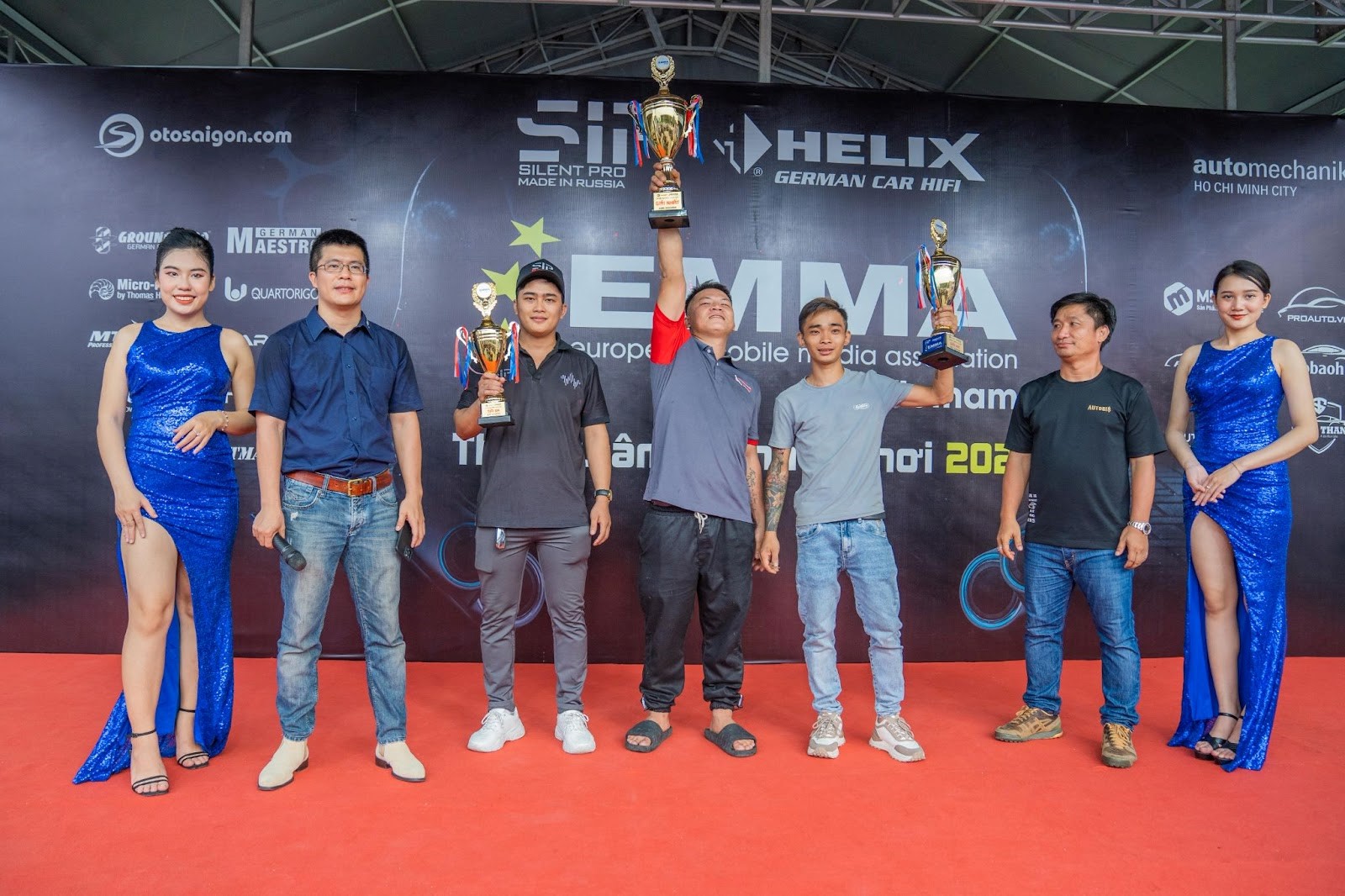 Đại diện của Bảo Huy Auto Tây Ninh (áo đen) nhận cúp từ BTC EMMA Vietnam 2023